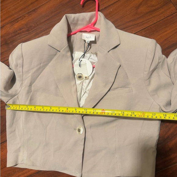 Cropped Beige Tailored Blazer with Single-Button Closure - Picture 5 of 10